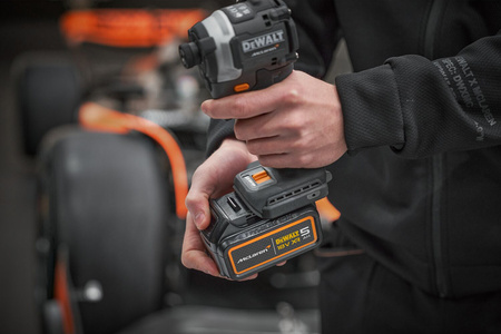 DeWALT MCLAREN DCF85MP2T ZAKRĘTARKA 206Nm 2x5Ah