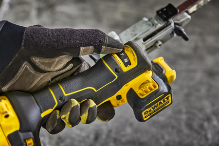 DeWALT DCM200N KOMPAKTOWY PILNIK TAŚMOWY 455x13mm 18V XR