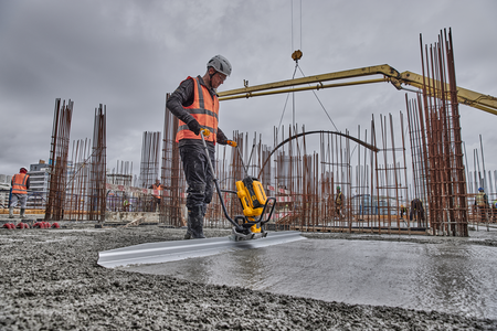 DEWALT DCPS330N ŁATA WIBRACYJNA DO BETONU POWERSHIFT