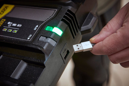 STANLEY FATMAX SFMCB24 DWUGNIAZDOWA ŁADOWARKA 4.0A