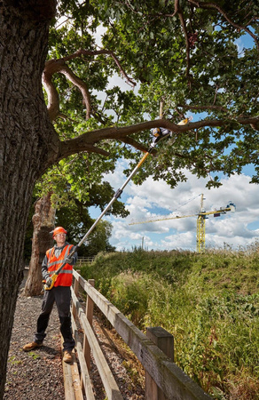 DeWALT DCMPS567P1 PIŁA NA WYSIĘGNIKU 18V + 1x5,0Ah