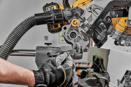 DeWALT DCS781N PILARKA UKOŚNICA 305mm 54V FlexVOLT + STÓŁ DE7023