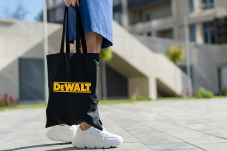 CZARNA BAWEŁNIANA TORBA DEWALT – 36×41 CM – KLASYCZNA SHOPPERKA Z LOGO