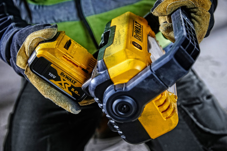 DeWALT DCL077 KOMPAKTOWA LAMPA LED XR 18V 2000lm