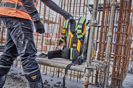 DEWALT DCPS310N AKUMULATOROWY WIBRATOR DO BETONU POWERSHIFT