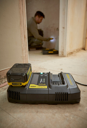 STANLEY FATMAX SFMCB24 DWUGNIAZDOWA ŁADOWARKA 4.0A