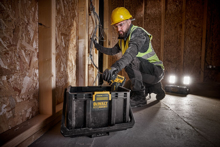 DeWALT DWST08061-1 SKRZYNIA NARZĘDZIOWA Z OŚWIETLENIEM ToughSystem 2.0