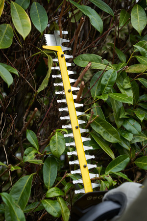 STANLEY SFMCHT855M1 NOŻYCE DO ŻYWOPŁOTU 55CM 18V SERIA V20 + 4Ah