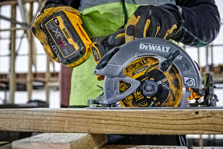 DeWALT DCS578NT PILARKA TARCZOWA FLEXVOLT 54V 190mm
