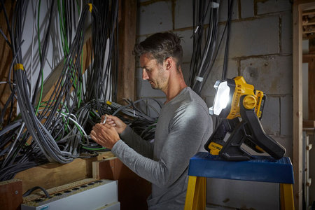 STANLEY FATMAX SFMCL030B LAMPA AKUMULATOROWA REFLEKTOR LED 18V 1850LM V20