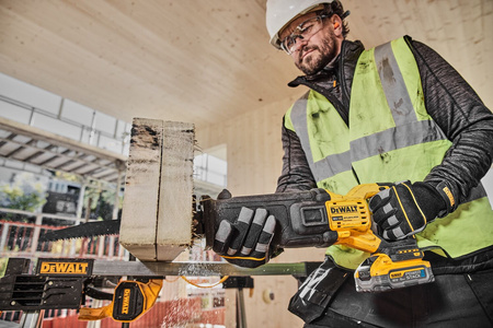 DeWALT DCS386H2T PIŁA SZABLASTA Z FLEXVOLT 18V 2x5,0Ah