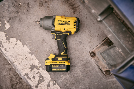 STANLEY FATMAX SFMCF940M1 KLUCZ UDAROWY 1/2" 949Nm V20 + 4Ah + ŁADOWARKA + TORBA