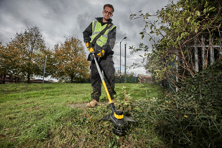 DeWALT DCM561PB PODKASZARKA AKUMULATOROWA 18V