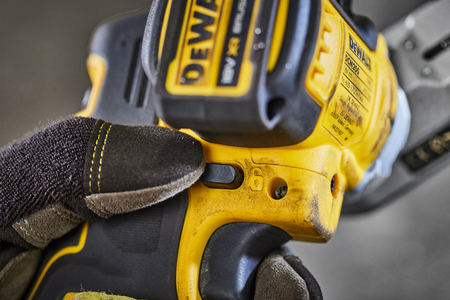 DeWALT DCM200N KOMPAKTOWY PILNIK TAŚMOWY 455x13mm 18V XR