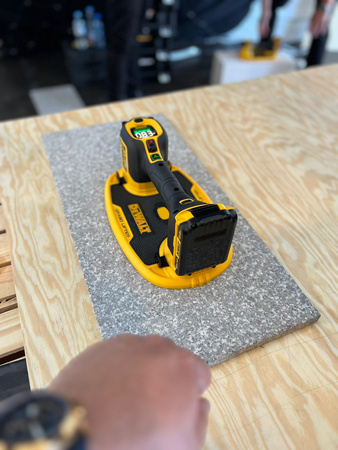 DEWALT DCE590D1T 18V XR GRABO PODNOŚNIK PRÓŻNIOWY 120kg + 2Ah