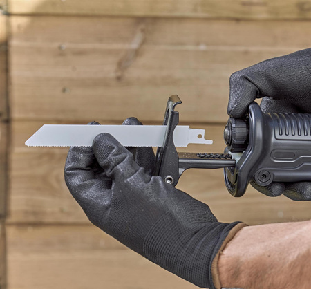 BLACK DECKER BES301 PIŁA SZABLASTA 750W + 2 OSTRZA