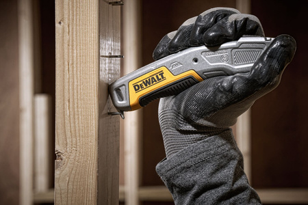 DeWALT DWHT10054-0 NÓŻ UNIWERSALNY Z WYSUWANYM OSTRZEM MAGAZYNEK NA 5 OSTRZY